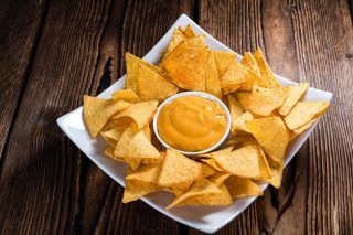 Nachos met kaassaus